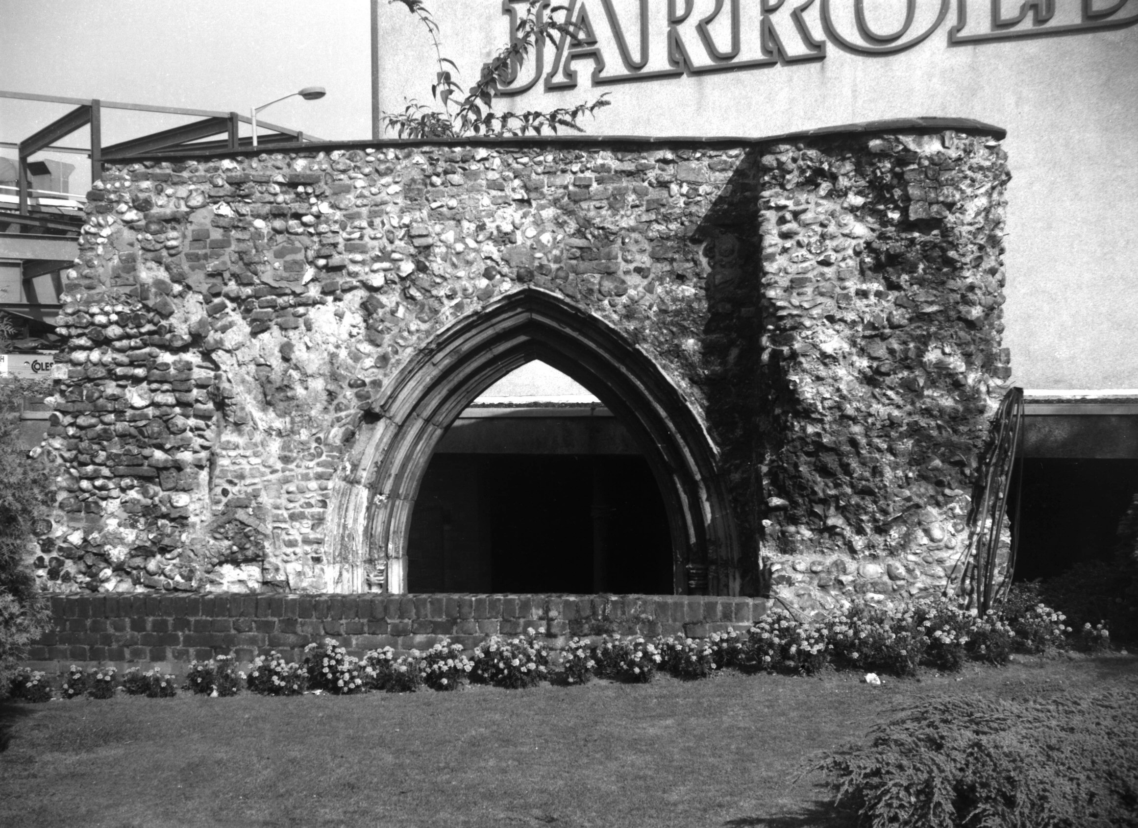 Whitefriars Cowgate friary doorway E side [6512] 1988-08-17.jpg