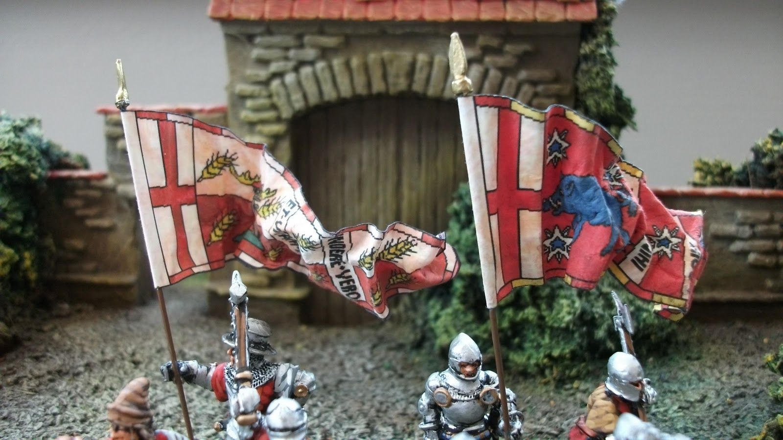 John de Holande's banner on left - wheatear badge